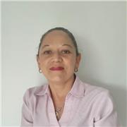 profesora de básica primaria imparte clases a niños entre los 6 y 8 años de edad